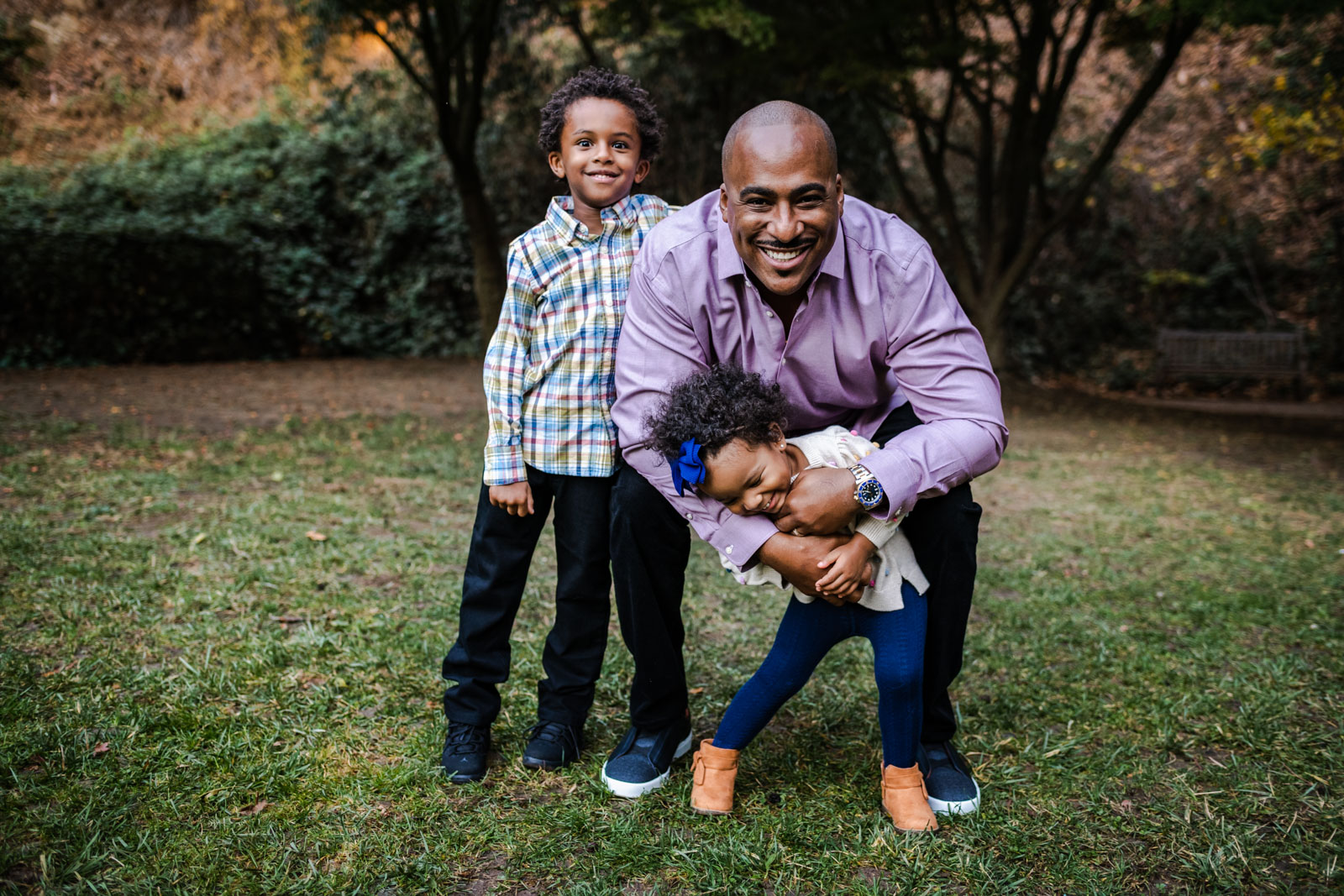 Father poses with his two children in Oakland, CA during a holiday mini photo session